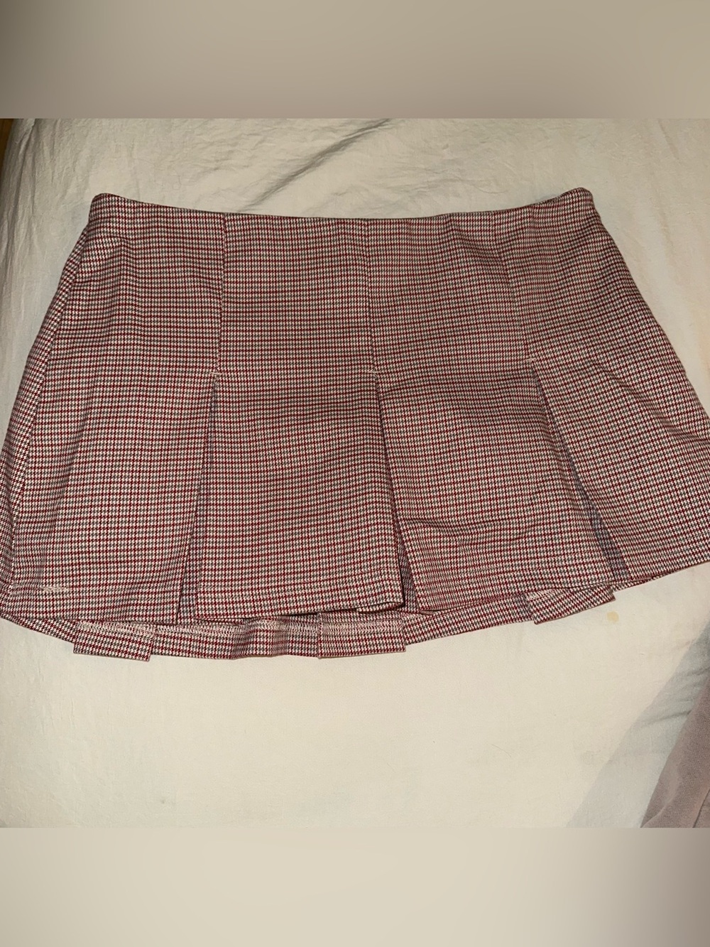 0013 Urban Outfitters Red and White Houndstooth Pleated Mini Skirt- Size M